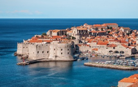 Старый город Дубровник на берегу моря, Хорватия