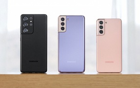 A line of smartphones Samsung Galaxy S21 on a white background