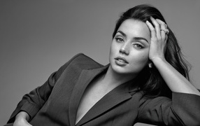 Актриса Ана де Армас в пиджаке на сером фоне