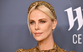 Актриса Шарлиз Терон с украшением на голове