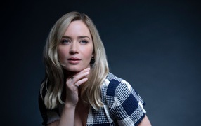 Актриса Эмили Блант на сером фоне