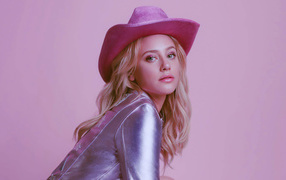 Актриса  Лили Рейнхарт в ковбойской шляпе на розовом фоне