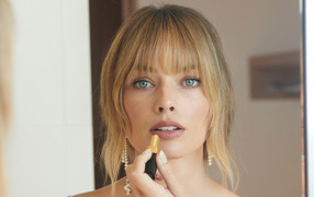 Актриса Марго Робби красит губы