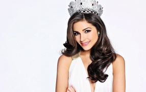 Актриса Оливия Калпо с короной на голове на белом фоне 