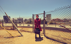 Актриса Оливия Холт в красном пальто