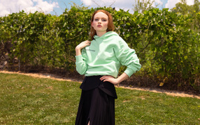 Актриса Сэди Синк в черной юбке