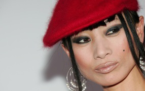 Американская актриса Бай Лин в красной кепке