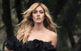 Американская актриса Кэтрин Макнамара в черном платье