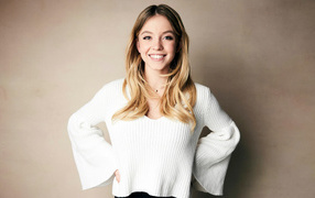 Американская актриса Сидни Суини  в белом свитере