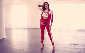 Американская актриса и модель Оливия Калпо в костюме