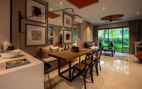 Дубовый стол стоит в просторной гостиной 