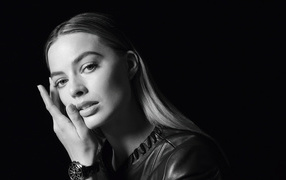 Австралийская актриса Марго Робби на черном фоне