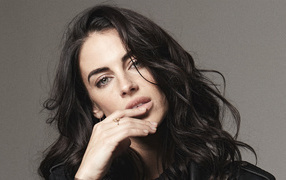 Красивая канадская актриса Джессика Лаундс на сером фоне