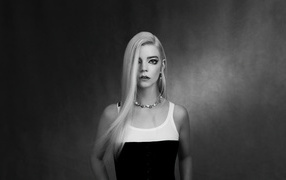 Красивая блондинка актриса Аня Тейлор-Джой черно-белое фото