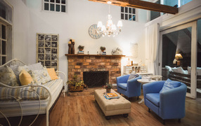 Красивая мебель в комнате с камином и балконом 