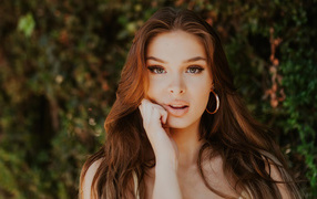 Красивая длинноволосая девушка актриса Брайтон Шарбино