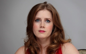 Красивая рыжеволосая Эми Адамс