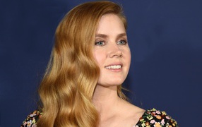 Красивая рыжеволосая девушка актриса Эми Адамс