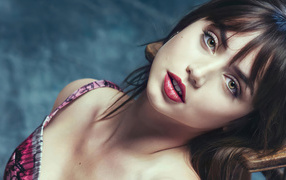 Красивая нежная брюнетка актриса Ана де Армас