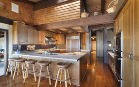 Красивый деревянный дом с большой кухней