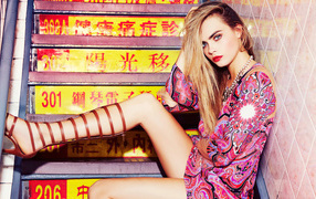 Яркая блондинка, актриса и модель Кара Делевинь в платье