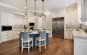 Светлая кухня с большим холодильником 