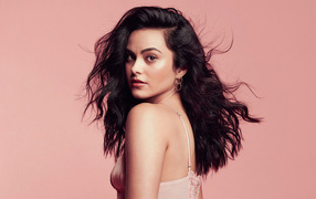 Брюнетка Камила Мендес на розовом фоне