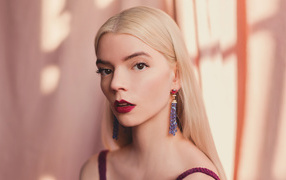 Милая блондинка, актриса Аня Тейлор-Джой на розовом фоне