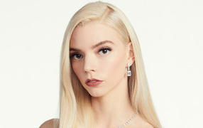 Нежная кареглазая блондинка, актриса Аня Тейлор-Джой на белом фоне