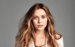 Выразительный взгляд актрисы Элизабет Олсен на сером фоне