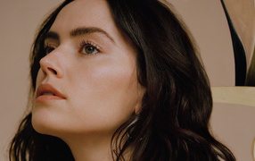 Лицо милой девушки, актрисы Дэйзи Ридли крупным планом