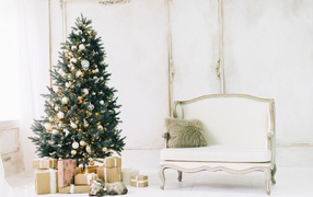 Ель с подарками и диван в комнате на рождество