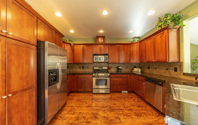 Огромная кухня с деревянной мебелью 