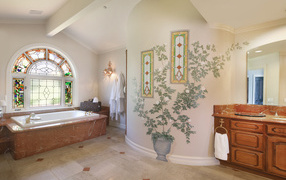 Большая красивая ванная комната с окном с витражами 