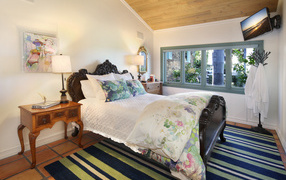 Большая резная деревянная кровать в спальне