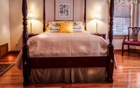 Большая высокая кровать в спальне 