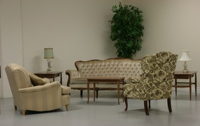 Кожаный диван и два кресла в гостиной 