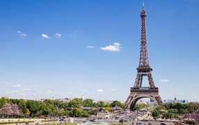 Красивый вид на знаменитую Эйфелеву башню под голубым небом, Париж 