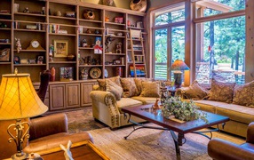 Старый дом с антиквариатом на шкафу