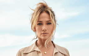 Популярная актриса Дженнифер Лопес на белом фоне