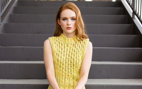 Рыжеволосая девушка актриса Сэди Синк на ступенях