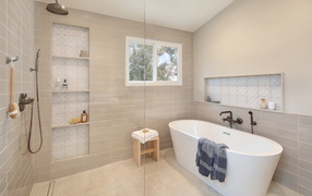 Душевая комната с белой ванной и серыми стенами