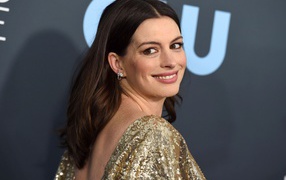 Улыбающаяся актриса Энн Хэтэуэй в ярком платье