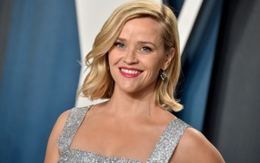 Улыбающаяся актриса Риз Уизерспун