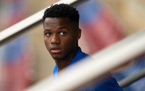 Испанский футболист Ансу Фати крупным планом