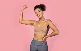 Спортивная девушка на розовом фоне