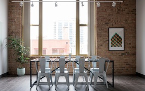 Стол с белыми стульями у большого окна на кухне 