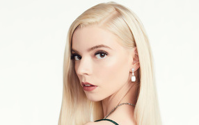 Лицо кареглазой блондинки, актрисы Аня Тейлор-Джой на белом фоне