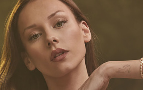 Лицо испанской актрисы Эстер Экспосито