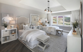 Две кровати в спальне с большим окном